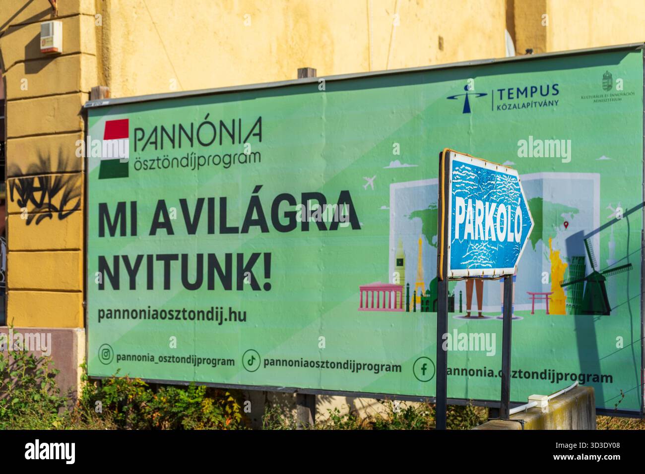 Cartellone pubblicitario del programma di borse di studio Pannonia che recita "apriamo al mondo!" promuovere opportunità di studio internazionali. Foto Stock