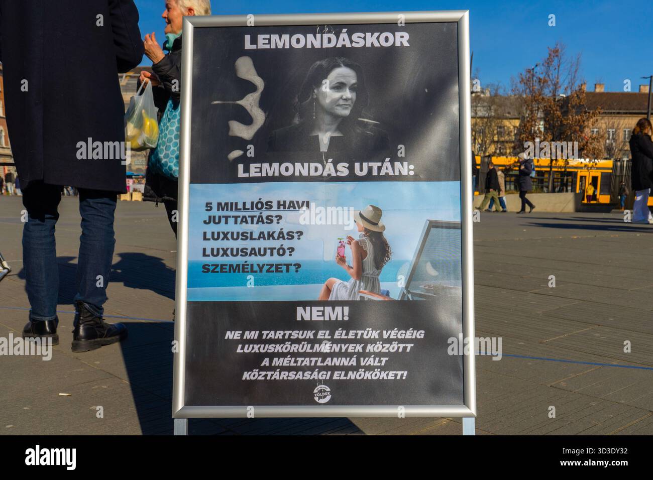 Il manifesto di Budapest denuncia uno scandalo di grazia: La clemenza del Presidente Katalin Novák per un complice in un caso di abuso di minori. Foto Stock