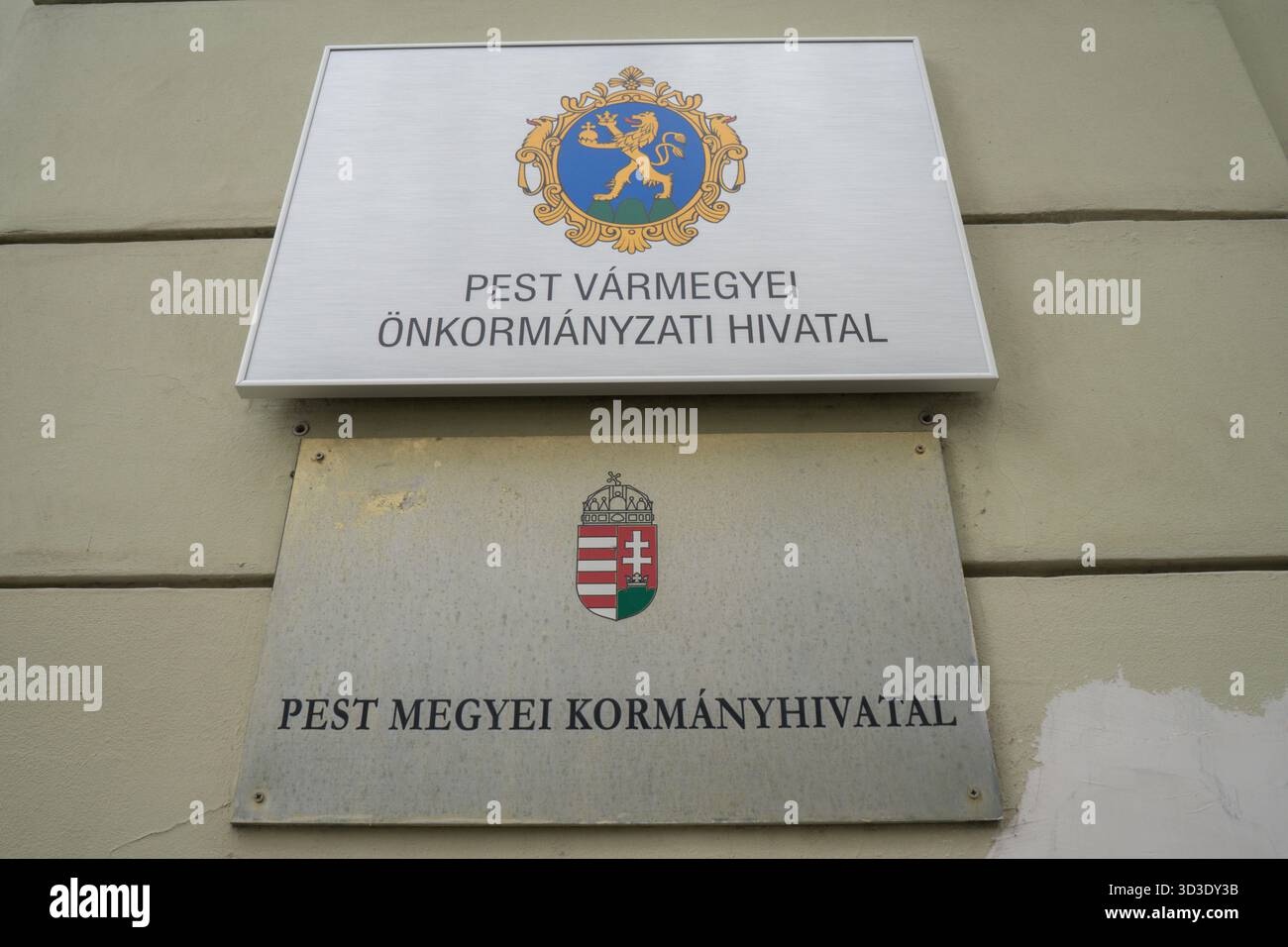 Targa del Pest County Government Office su una facciata della città. Foto Stock