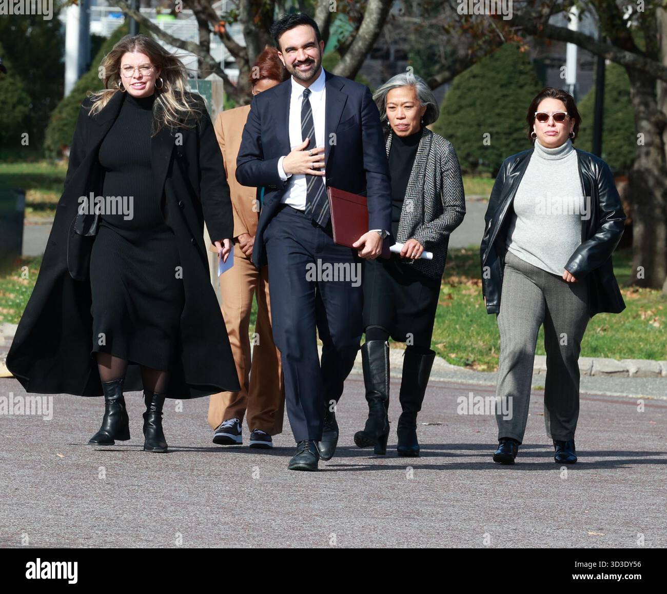 Flushing, Stati Uniti d'America. 5 novembre 2025. FLUSHING, NEW YORK - 05 NOVEMBRE: Il sindaco di New York eleggerà Zohran Mamdani insieme al suo team di transizione L_R: Grace Bonilla, Mel Hartzog, Maria Torres Springer e Lina Khan durante un presser sotto l'Unisfera nel parco Flushing Meadows Corona il giorno dopo aver battuto Andrew Cuomo e Curtis Sliwa nella corsa per il sindaco di New York il 2 novembre 205 a Flushing, New York People: Zohran Mamdani Credit: Alamy News Live Foto Stock