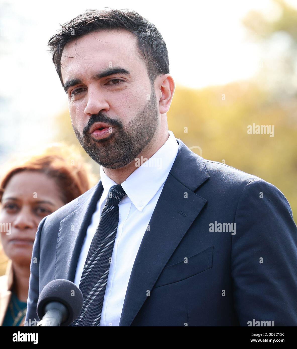 Flushing, Stati Uniti d'America. 5 novembre 2025. FLUSHING, NEW YORK - 05 NOVEMBRE: Il sindaco di New York eleggerà Zohran Mamdani insieme al suo team di transizione L_R: Grace Bonilla, Mel Hartzog, Maria Torres Springer e Lina Khan durante un presser sotto l'Unisfera nel parco Flushing Meadows Corona il giorno dopo aver battuto Andrew Cuomo e Curtis Sliwa nella corsa per il sindaco di New York il 2 novembre 205 a Flushing, New York People: Zohran Mamdani Credit: Alamy News Live Foto Stock