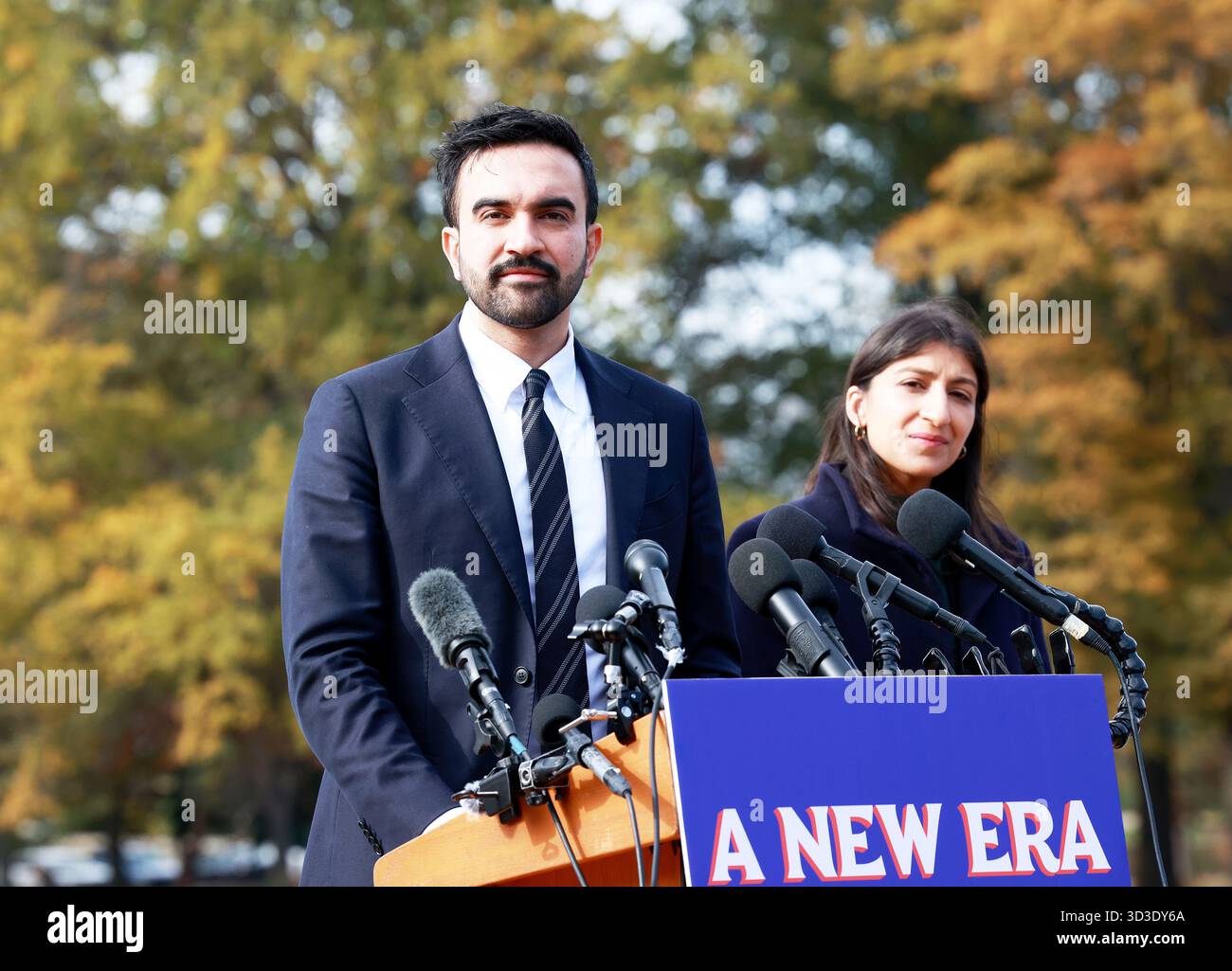 Flushing, Stati Uniti d'America. 5 novembre 2025. FLUSHING, NEW YORK - 05 NOVEMBRE: Il sindaco di New York eleggerà Zohran Mamdani insieme al suo team di transizione L_R: Grace Bonilla, Mel Hartzog, Maria Torres Springer e Lina Khan durante un presser sotto l'Unisfera nel parco Flushing Meadows Corona il giorno dopo aver battuto Andrew Cuomo e Curtis Sliwa nella corsa per il sindaco di New York il 2 novembre 205 a Flushing, New York People: Zohran Mamdani Credit: Alamy News Live Foto Stock
