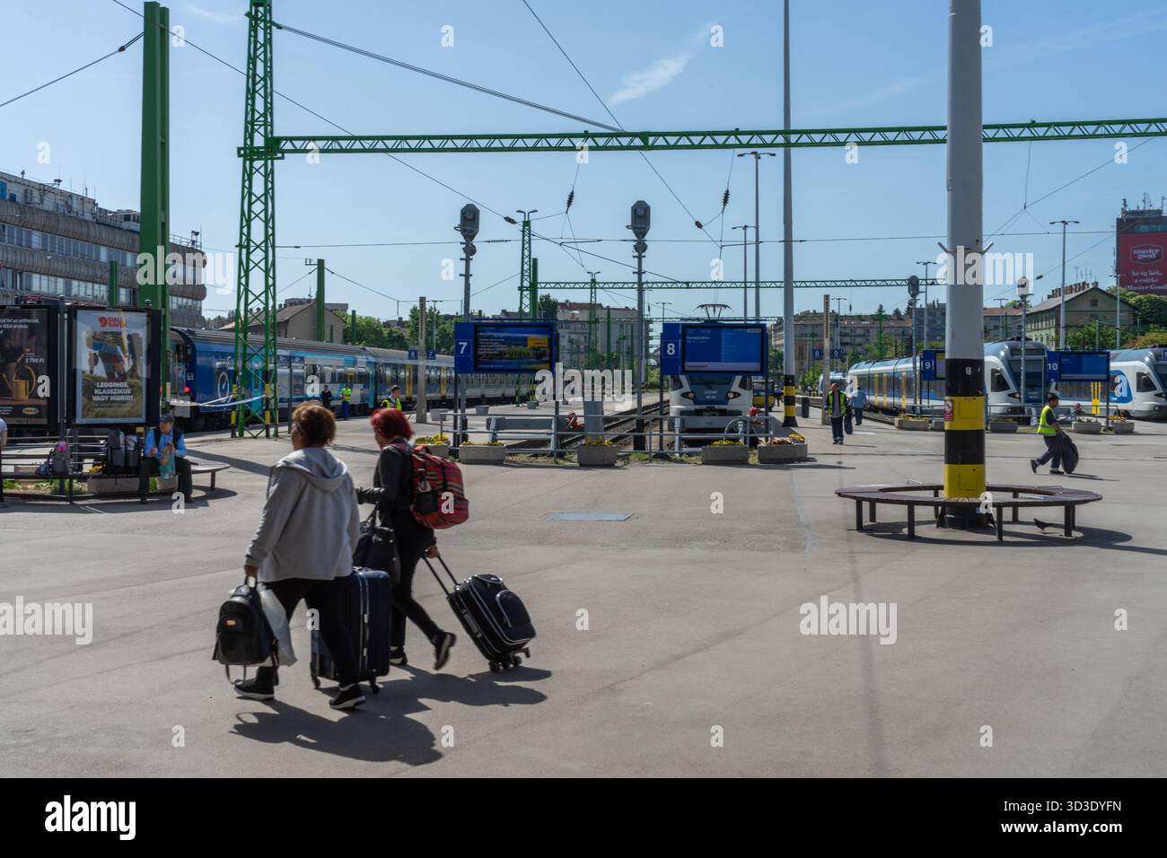 Il MAV-Start è un pullman che si trova alle piattaforme della stazione ferroviaria sud di Budapest, con livrea, segnaletica e infrastruttura della piattaforma. Foto Stock
