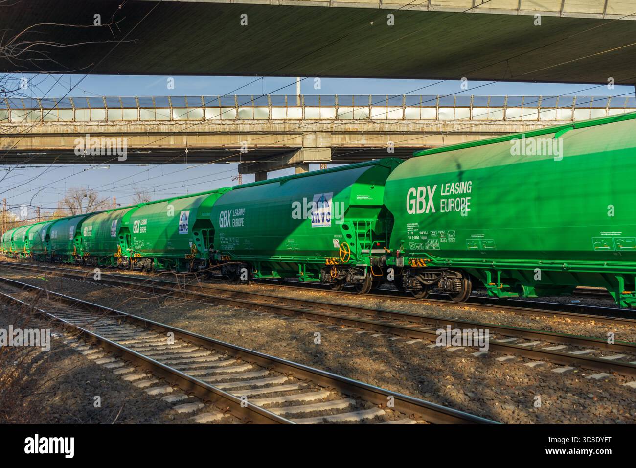 Green GBX leasing Europe ha riguardato i vagoni tramogge sulla linea principale di Budapest, evidenziando il materiale rotabile per il trasporto di merci sfuse in locazione e la logistica ferroviaria. Foto Stock