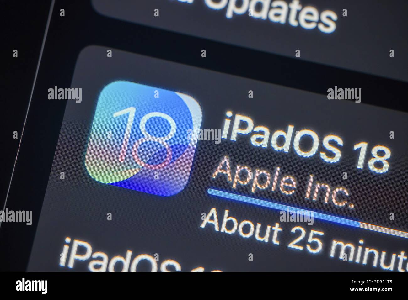 Calgary, Alberta, Canada. 21 settembre 2024. Una macro vicino all'icona iPadOS 18 mentre un iPad Pro sta installando un aggiornamento Foto Stock