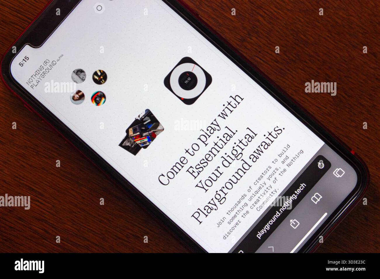 Smartphone che visualizza il sito Web Nothing Playground, con un'interfaccia minimalista e testo di invito creativo della piattaforma. Foto Stock