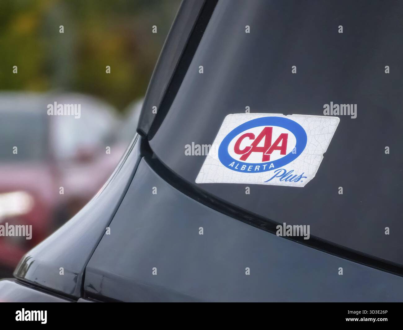 Calgary, Alberta, Canada. 29 settembre 2024. Un adesivo CAA Plus o Canadian Automobile Association su un'auto un abbonamento per l'assistenza stradale Foto Stock