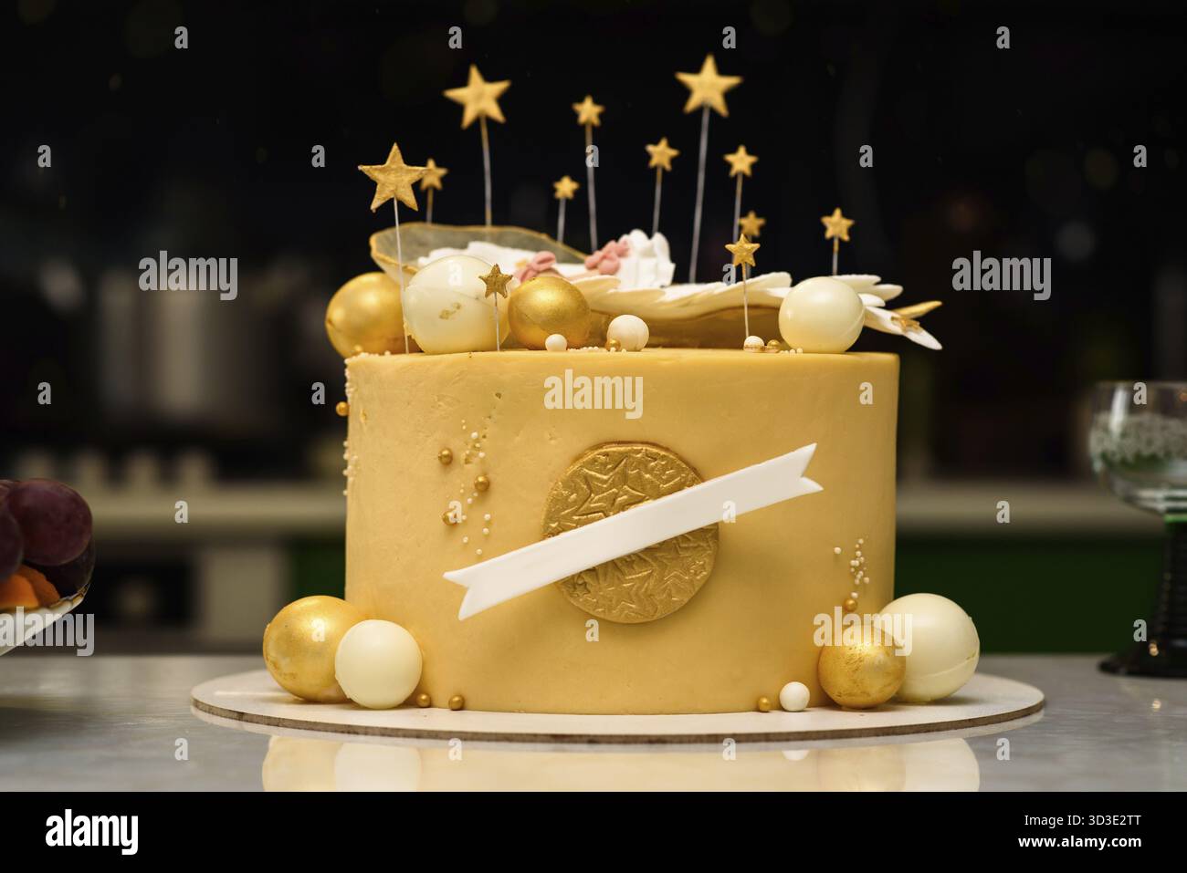 Torta di compleanno per le feste. Torta con decorazioni. Cottura professionale con decorazioni e decorazioni. Modello con spazio di copia per il testo Foto Stock