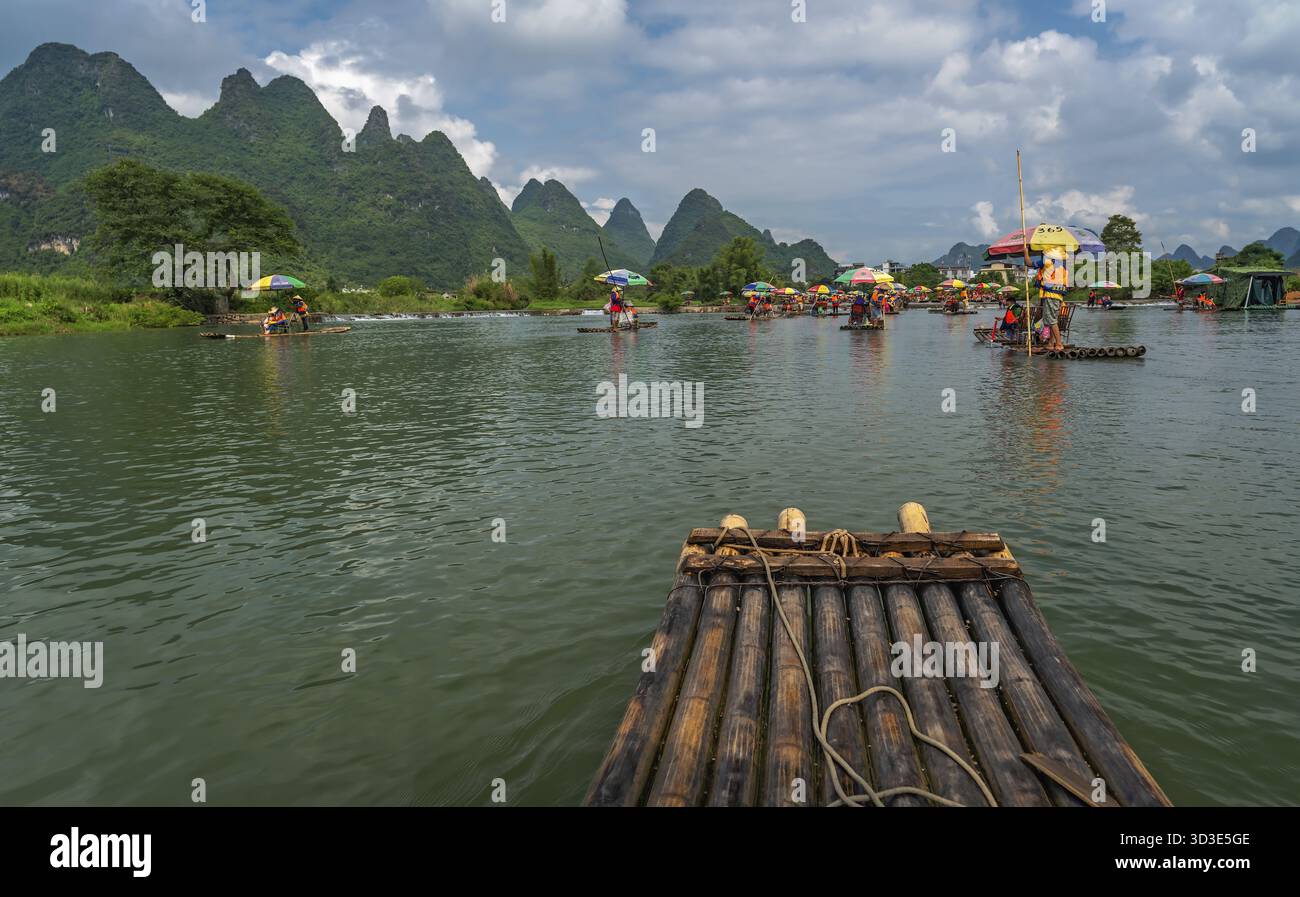 Yangshuo, Cina - Agosto 2019 : primo piano di zattera di bambù per il trasporto di turisti guidato da guide sul panoramico e bel fiume Yulong Foto Stock