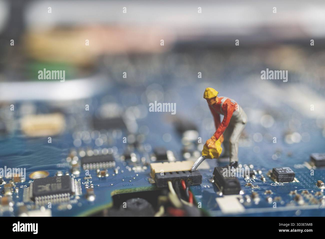 Miniature People : team di lavoratori di ingegneri che riparano tastiera computer laptop. Concetto di riparazione del computer Foto Stock