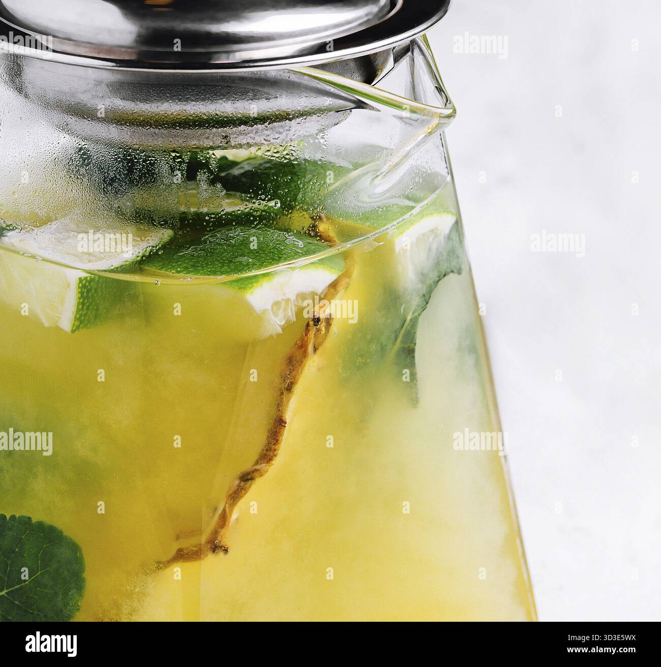 Cibo, tè verde freddo alla frutta della passione o limonata con lime e menta Foto Stock