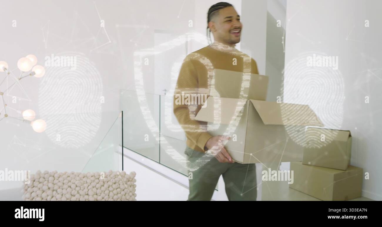 Trasporto di scatole di cartone, uomo ispanico che sale le scale con ringhiera in vetro e lampada a più globi Foto Stock