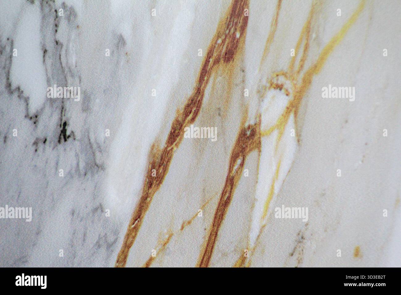Morbida texture in marmo chiaro con delicate linee dorate e grigie, perfetta per le carte da parati e il design digitale. Foto Stock