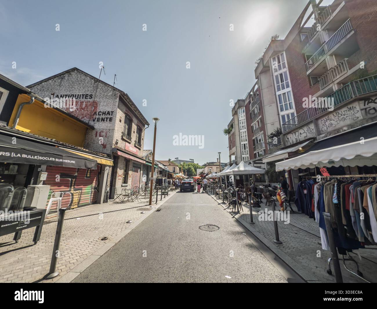 PARIGI, FRANCIA - 22 GIUGNO 2025: Vista di Saint-Ouen al Puces de Clignancourt a Parigi, con negozi di antiquariato, scaffali di abbigliamento e bancarelle all'aperto Foto Stock