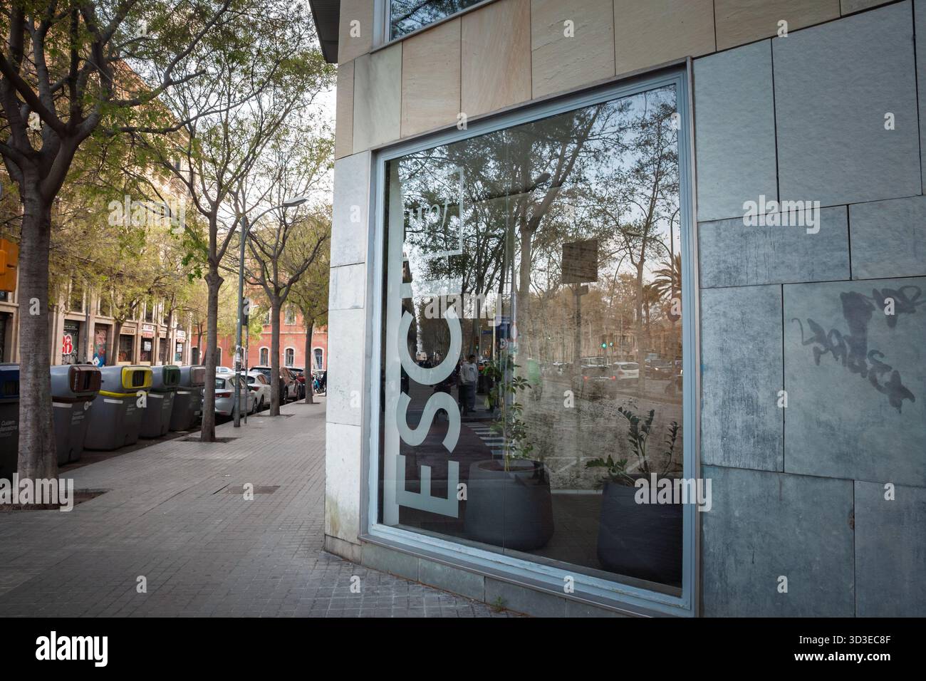BARCELLONA, SPAGNA - 5 APRILE 2025: l ESCI lettering sulla finestra del campus ESCI UPF di Barcellona. ESCI UPF è una scuola internazionale di economia collegata Foto Stock