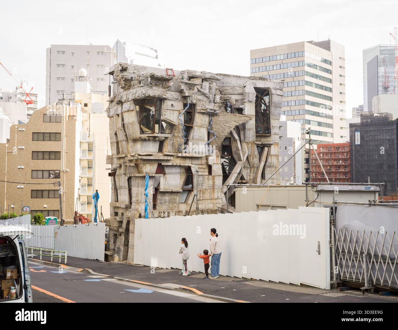 Arimaston Building, Tokyo, progettato dall'architetto Keisuke Oka, costruito a mano in oltre 20 anni di cemento Foto Stock