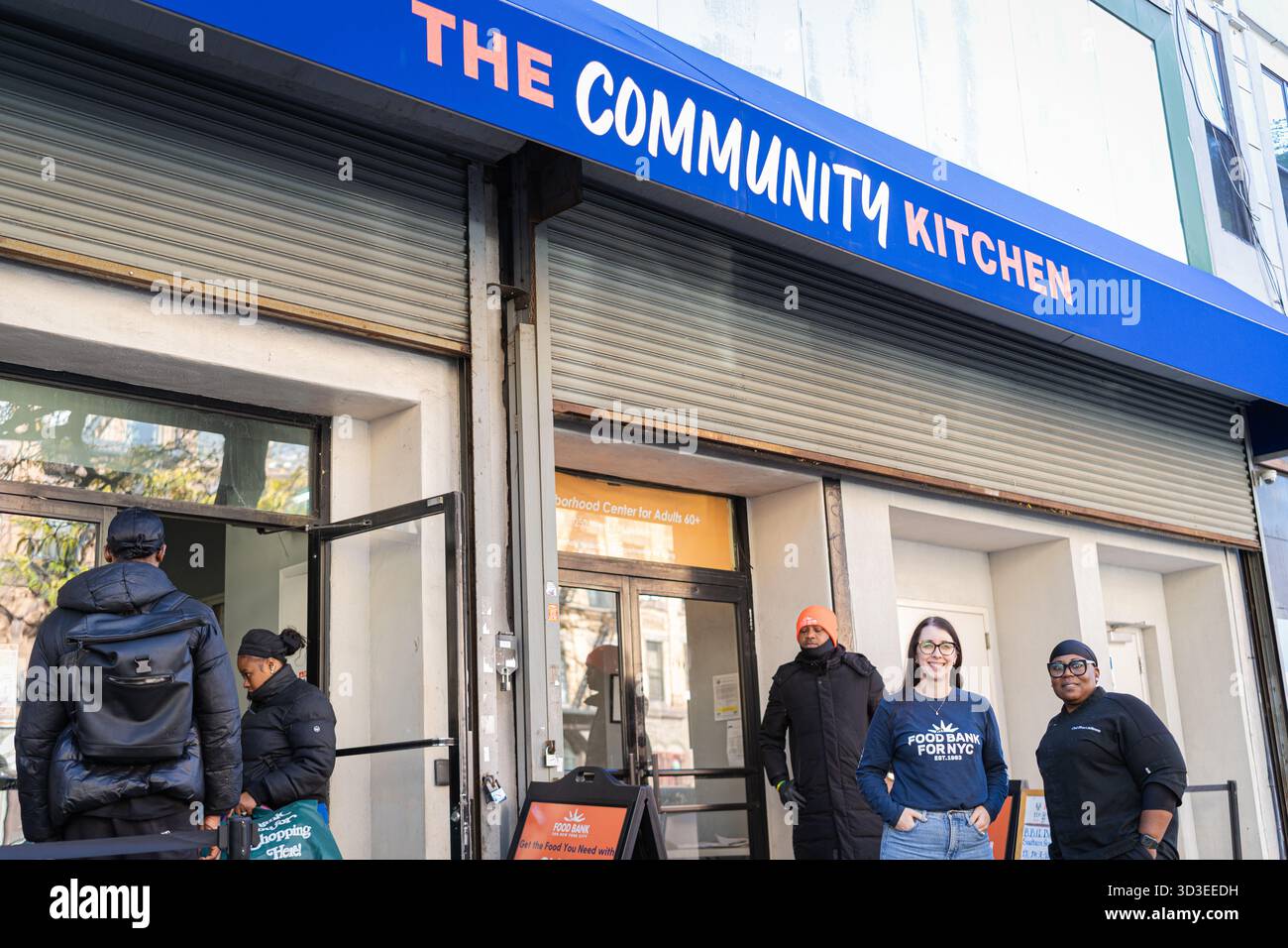 New York Ciy, Stati Uniti. 4 novembre 2025. La Community Kitchen, gestita dalla Food Bank di New York, sul Westside di Manhattan, a New York, offre pasti caldi e offre generi alimentari a circa 800 famiglie. Questo avviene dopo che il governo ha interrotto i benefici del programma supplementare di assistenza nutrizionale (SNAP) per oltre 42 milioni di persone. Recentemente il presidente Trump ha accettato di rilasciare parzialmente i fondi per il programma. 4 novembre 2025. (Foto di Steve Sanchez/Sipa USA). Crediti: SIPA USA/Alamy Live News Foto Stock