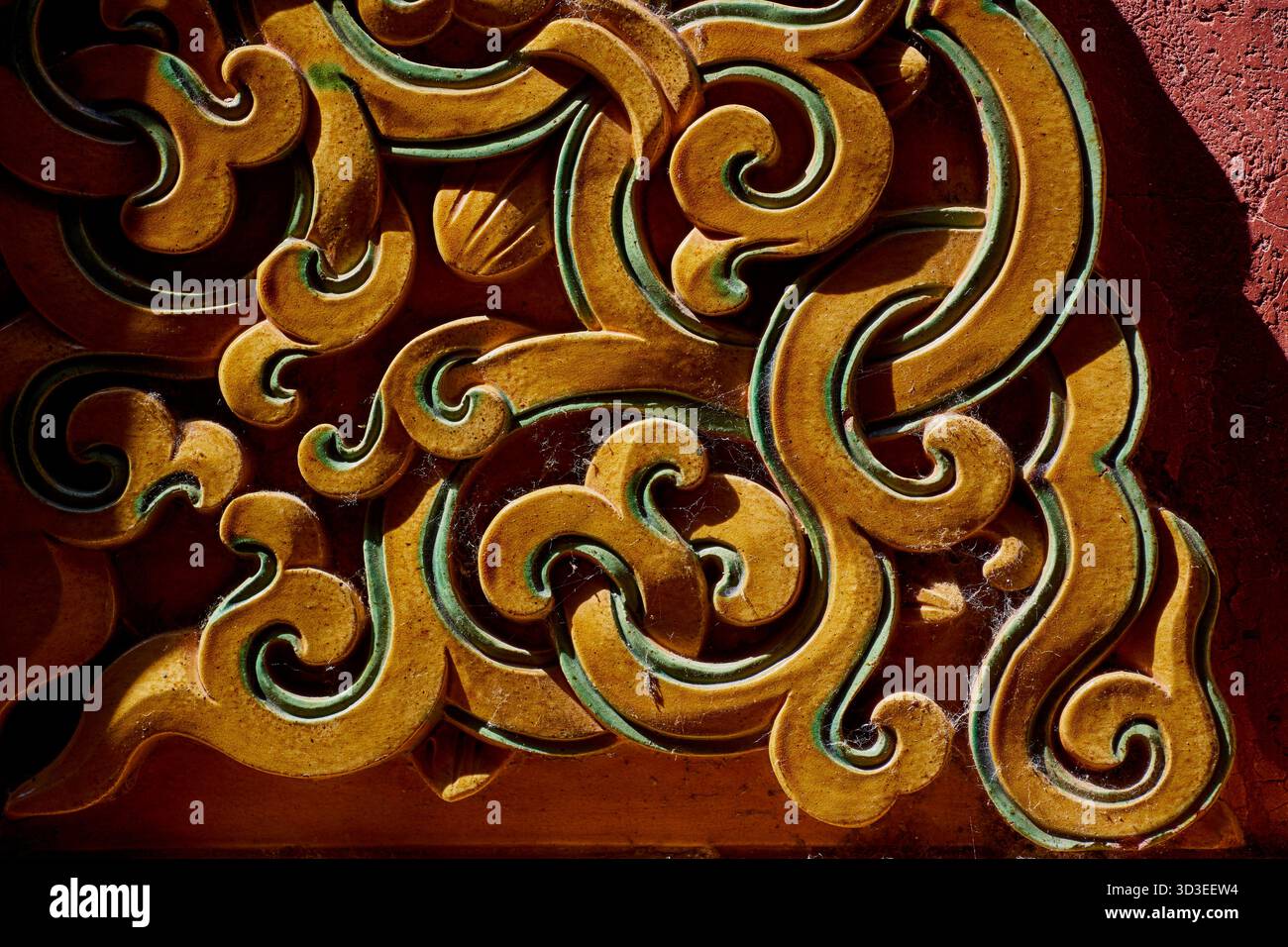 Primo piano delle decorazioni in ceramica alla porta della purezza celeste nella città Proibita di Pechino Foto Stock