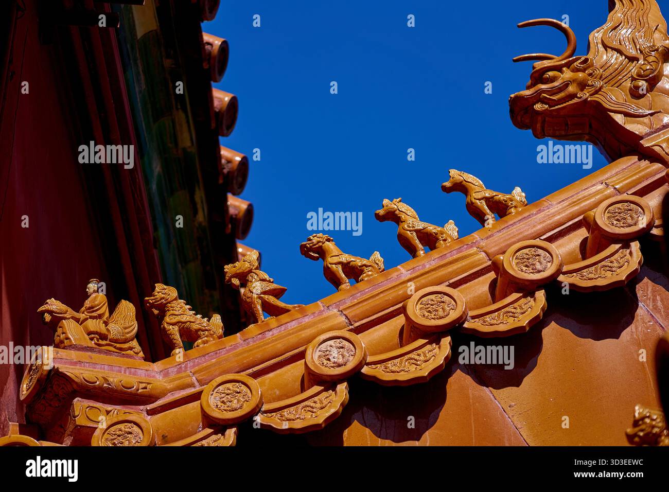 Primo piano delle statuette dei guardiani del tetto nella città Proibita di Pechino Foto Stock