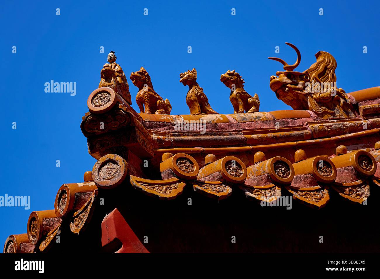 Primo piano delle statuette dei guardiani del tetto nella città Proibita di Pechino Foto Stock