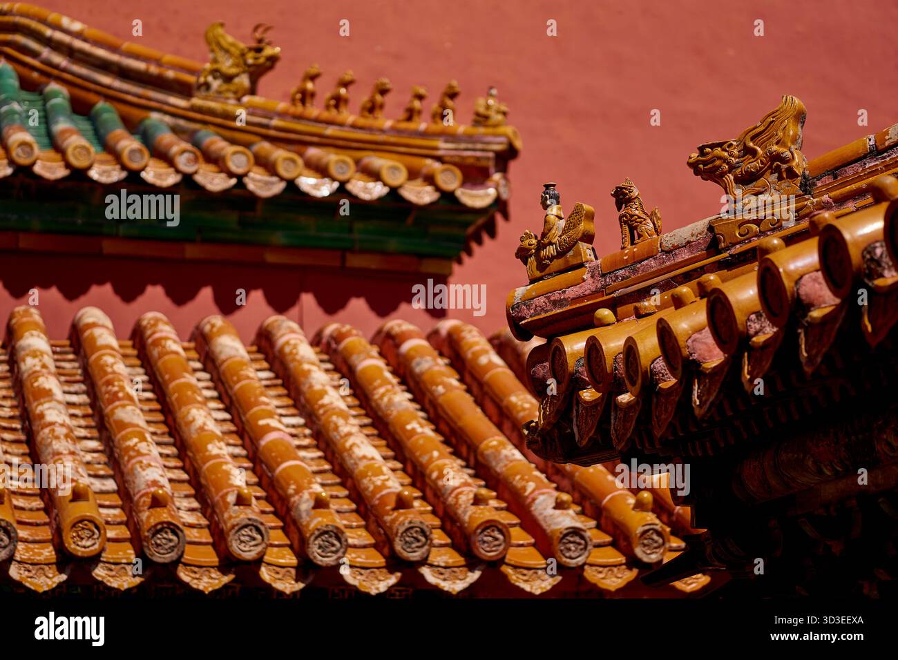 Primo piano delle statuette dei guardiani del tetto nella città Proibita di Pechino Foto Stock