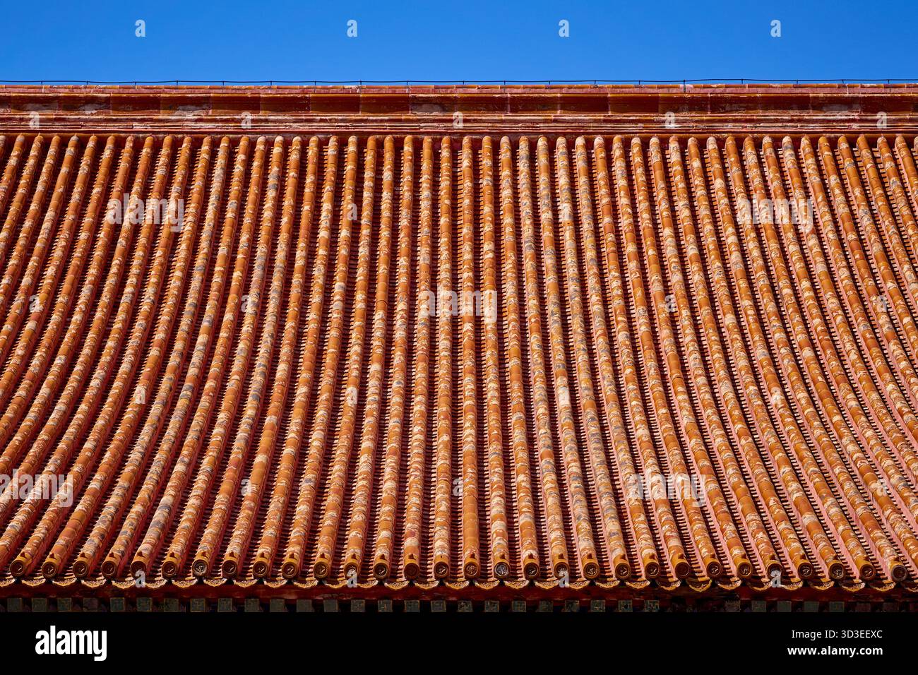 Primo piano di antiche tegole gialle smaltate nella città Proibita di Pechino Foto Stock
