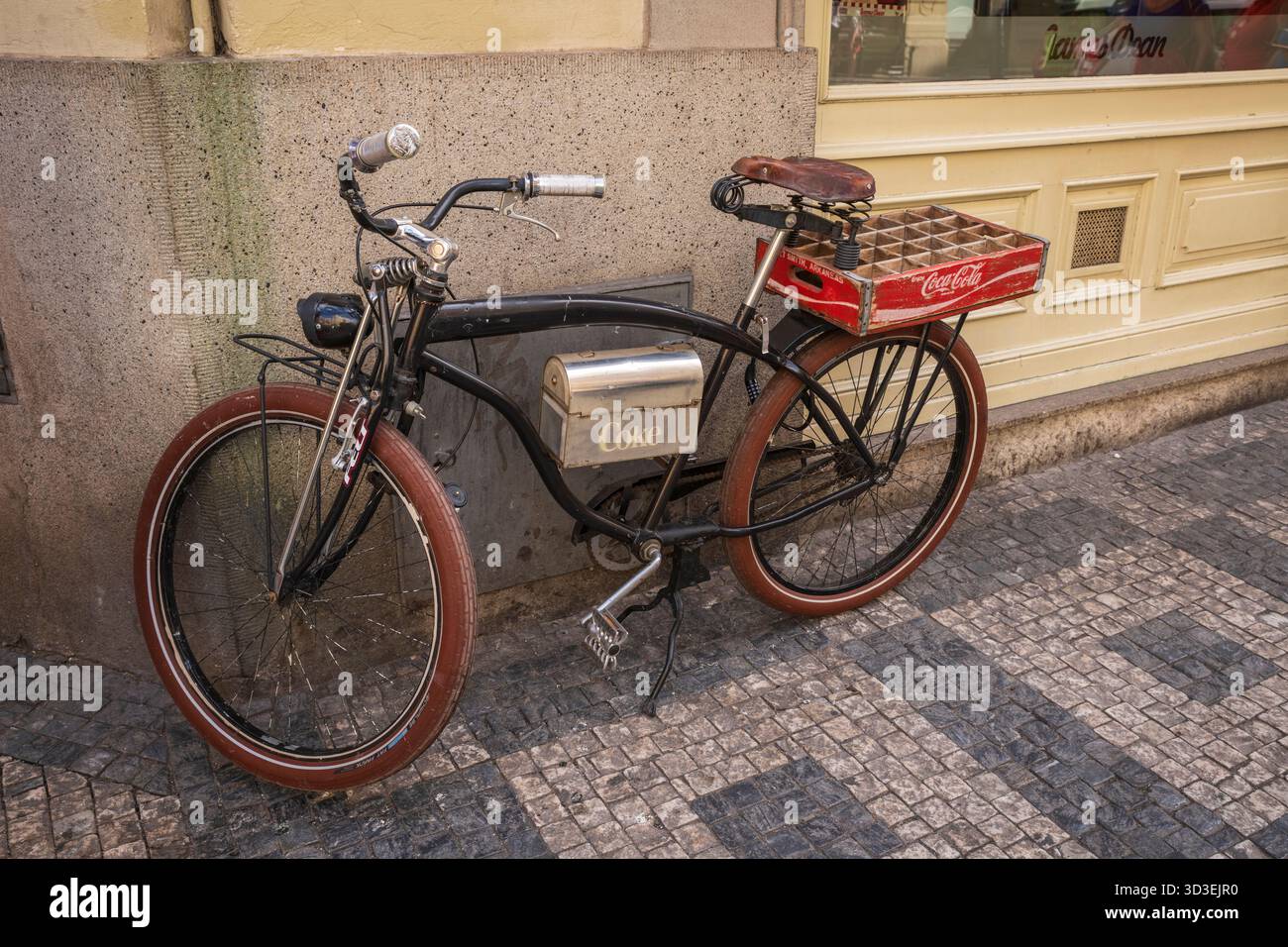 Praga, Cechia - 6 luglio 2019: Bicicletta retrò con cimeli della Coca Cola parcheggiata di fronte a James Dean Prague, un ristorante retrò degli anni '50 Foto Stock