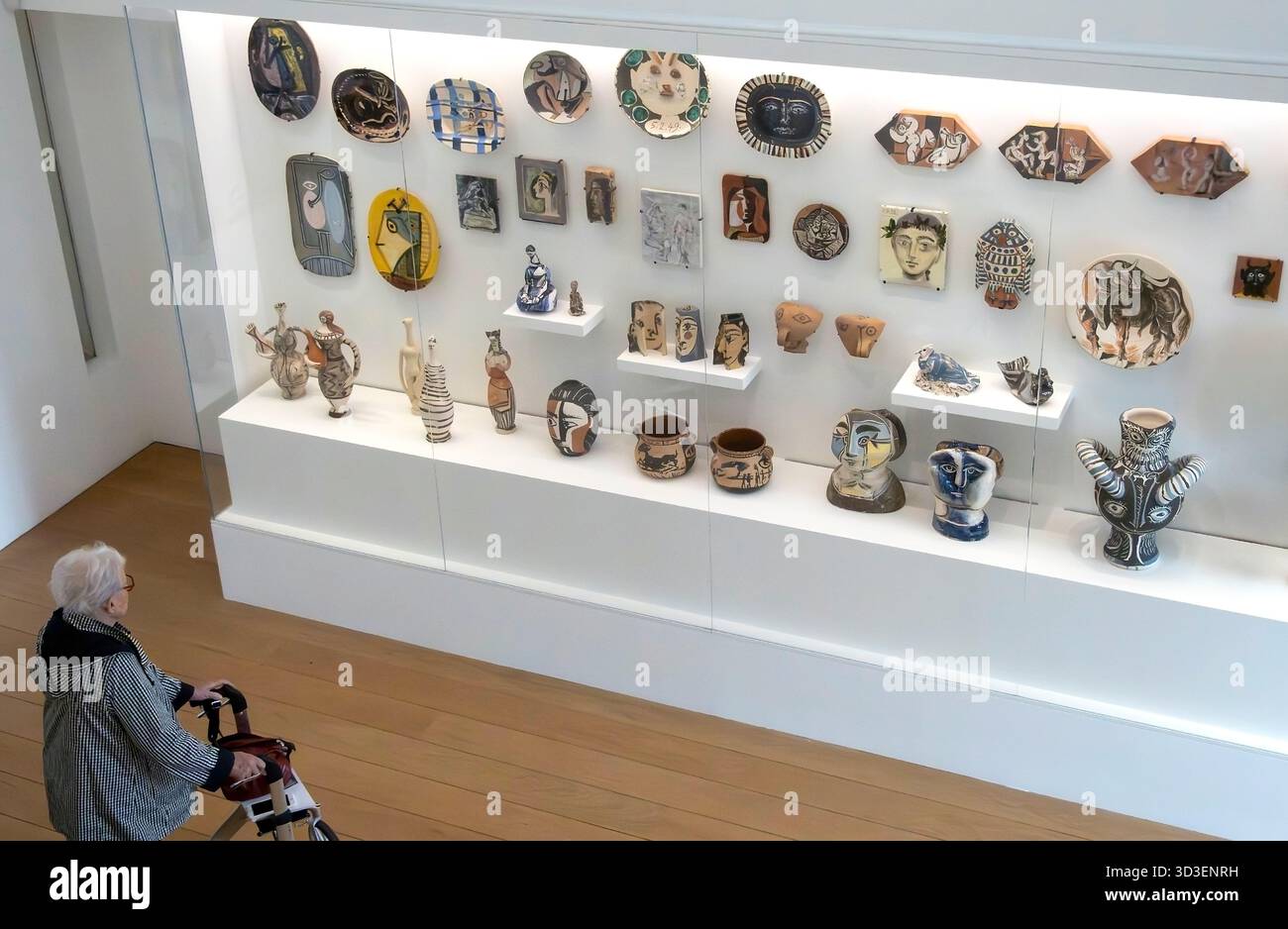 Una donna con cornice da passeggio guarda la mostra di ceramiche al Museo Picasso, Marais, Parigi, Francia Foto Stock