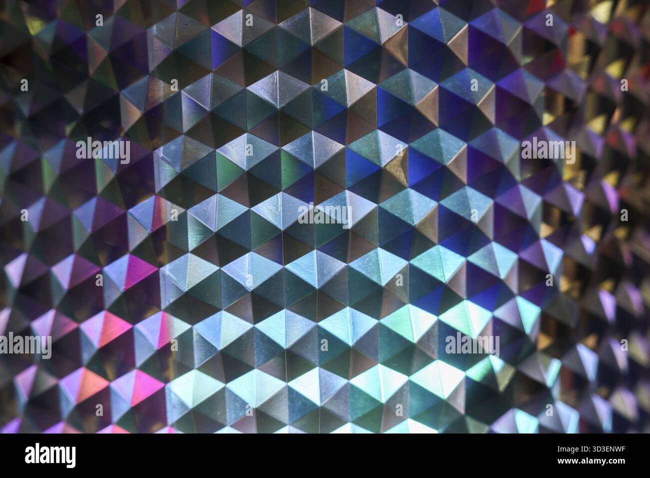 Affascinante sfondo astratto con pattern geometrico olografico. Questa scintillante texture futuristica mostra una superficie colorata e iridescente che crea Foto Stock