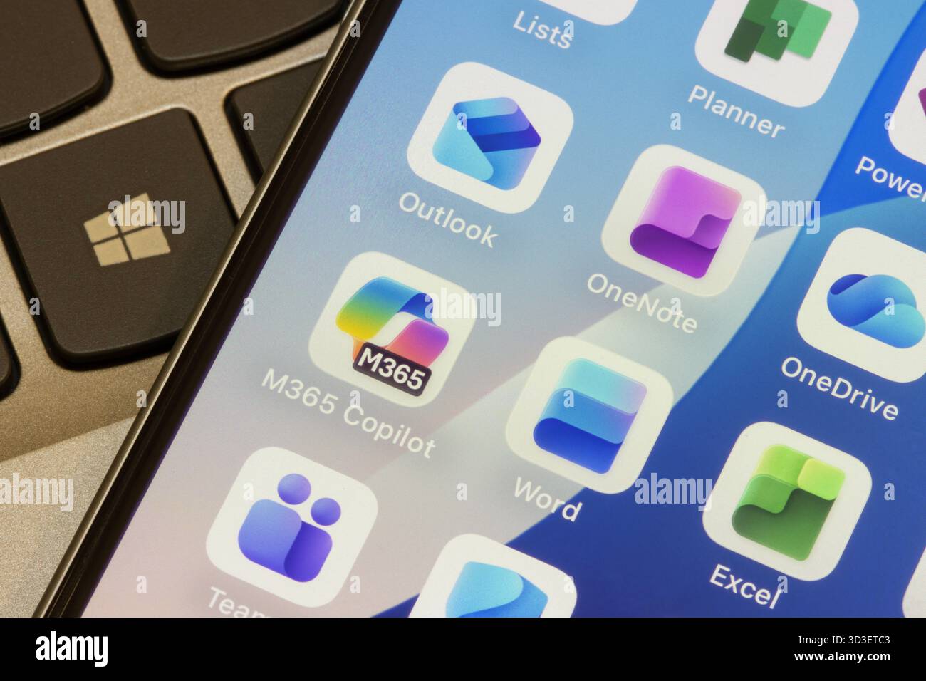 Applicazioni Microsoft 365, tra cui M365 Copilot, Word, Excel, Teams, Outlook, OneNote, OneDrive e Planner sono visualizzati sullo schermo di un iPhone. Foto Stock