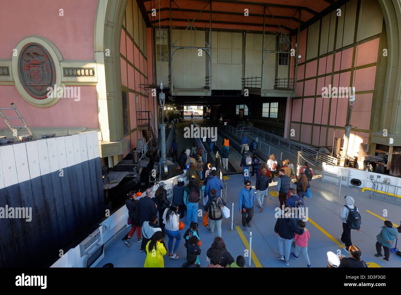 Persone che sbarcano da un traghetto di Governors Island al Battery Maritime Building di Manhattan, New York City Foto Stock