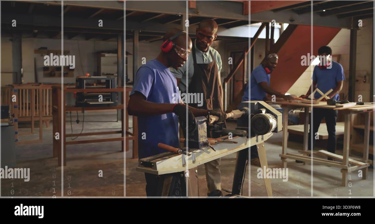 Operando come apprendista falegnamaio medio adulto, modellando il mandrino su tornio per legno all'interno dell'officina, con attrezzi Foto Stock