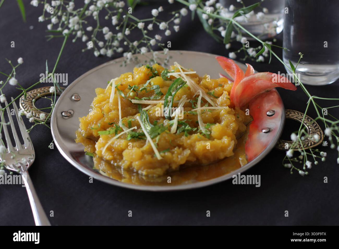 Il cibo indiano ha probabilmente la più ampia varietà di curry, gravies e diversi metodi di preparazione delle verdure. Qui si vede un piatto di zucca. Foto Stock