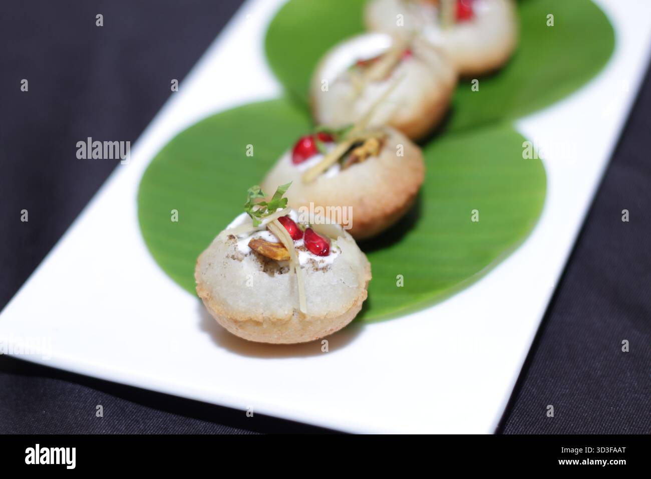 Il Golgappa, chiamato anche panipuri, è un popolare cibo di strada indiano che si trova principalmente nel nord dell'India. Foto Stock