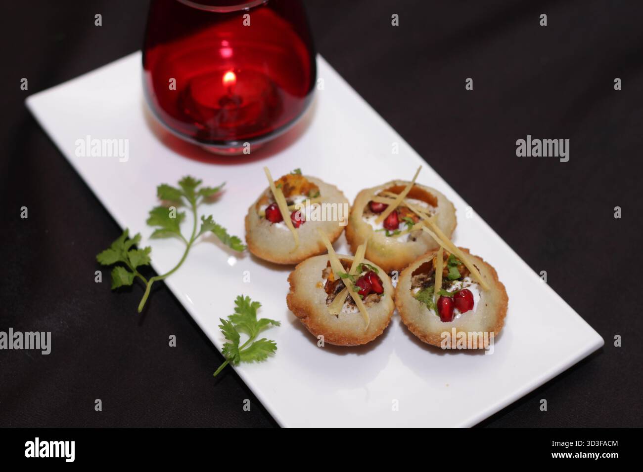 Il Golgappa, chiamato anche panipuri, è un popolare cibo di strada indiano che si trova principalmente nel nord dell'India. Foto Stock