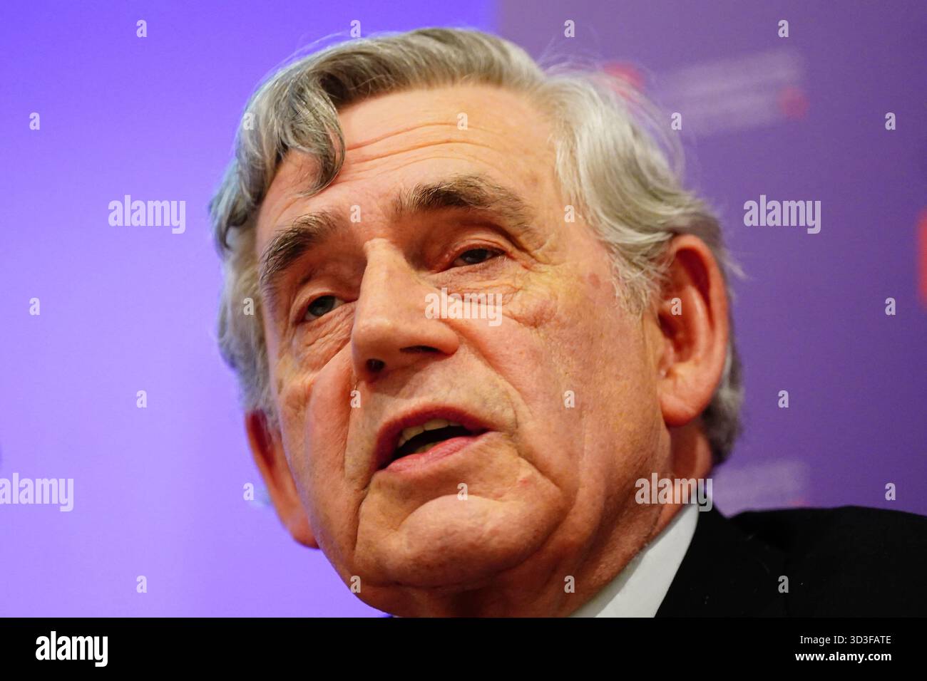 Foto del file del 27/09/23, dell'ex primo ministro Gordon Brown che tiene un discorso alla London School of Economics. La povertà infantile in tutto il Regno Unito è sia la principale causa di divisione sociale sia la più grande minaccia per il futuro economico a lungo termine del paese, l'ex primo ministro Gordon Brown dovrebbe avvertire giovedì in un discorso per celebrare il 60° anniversario del Child Poverty Action Group (Cpag). Data di pubblicazione: Giovedì 6 novembre 2025. Foto Stock