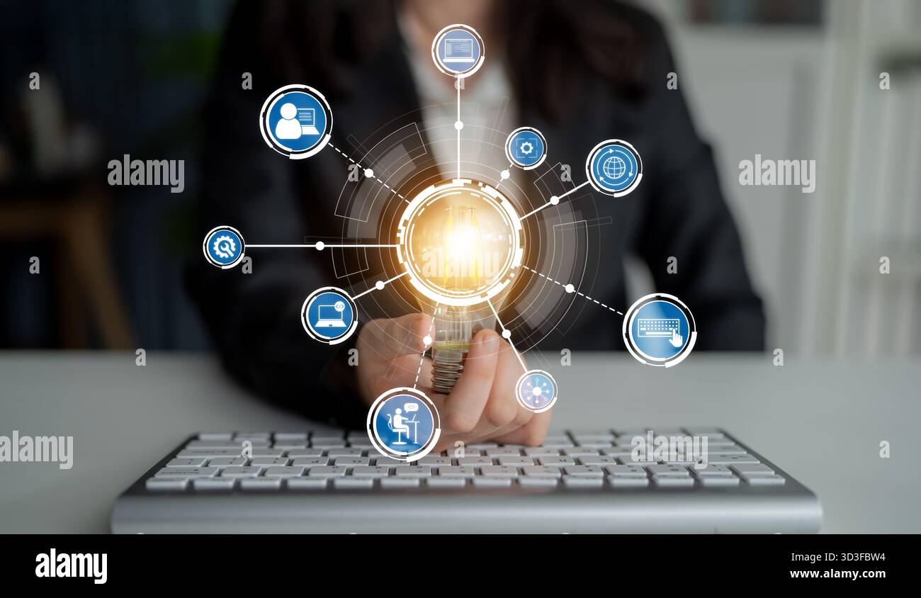 Un professionista aziendale si impegna con le icone digitali in uno spazio di lavoro moderno, illustrando la fusione di tecnologia e comunicazione per un'efficacia Foto Stock