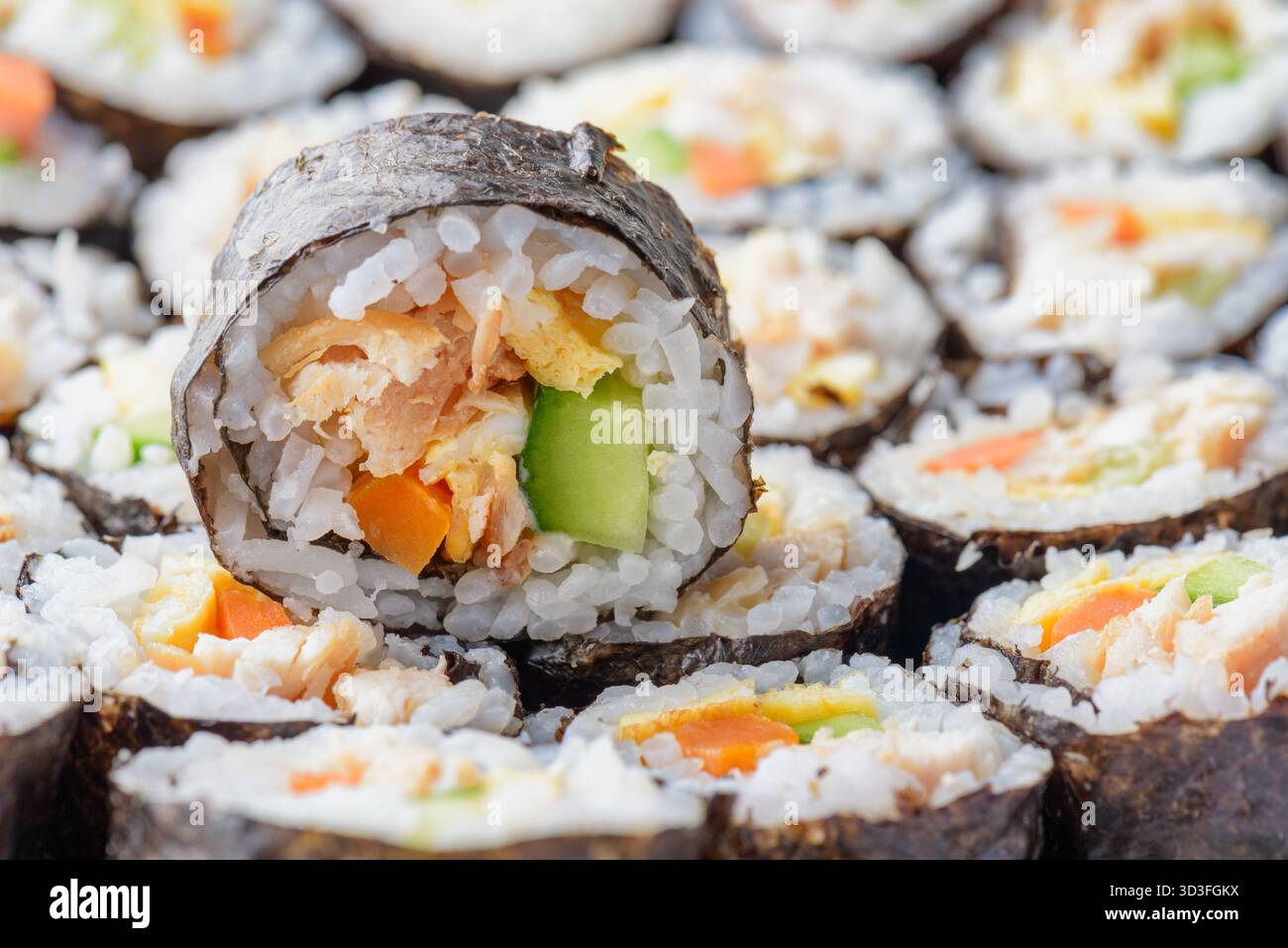 Vista ravvicinata della gimbap (kimbap). Piatto tradizionale coreano Foto Stock