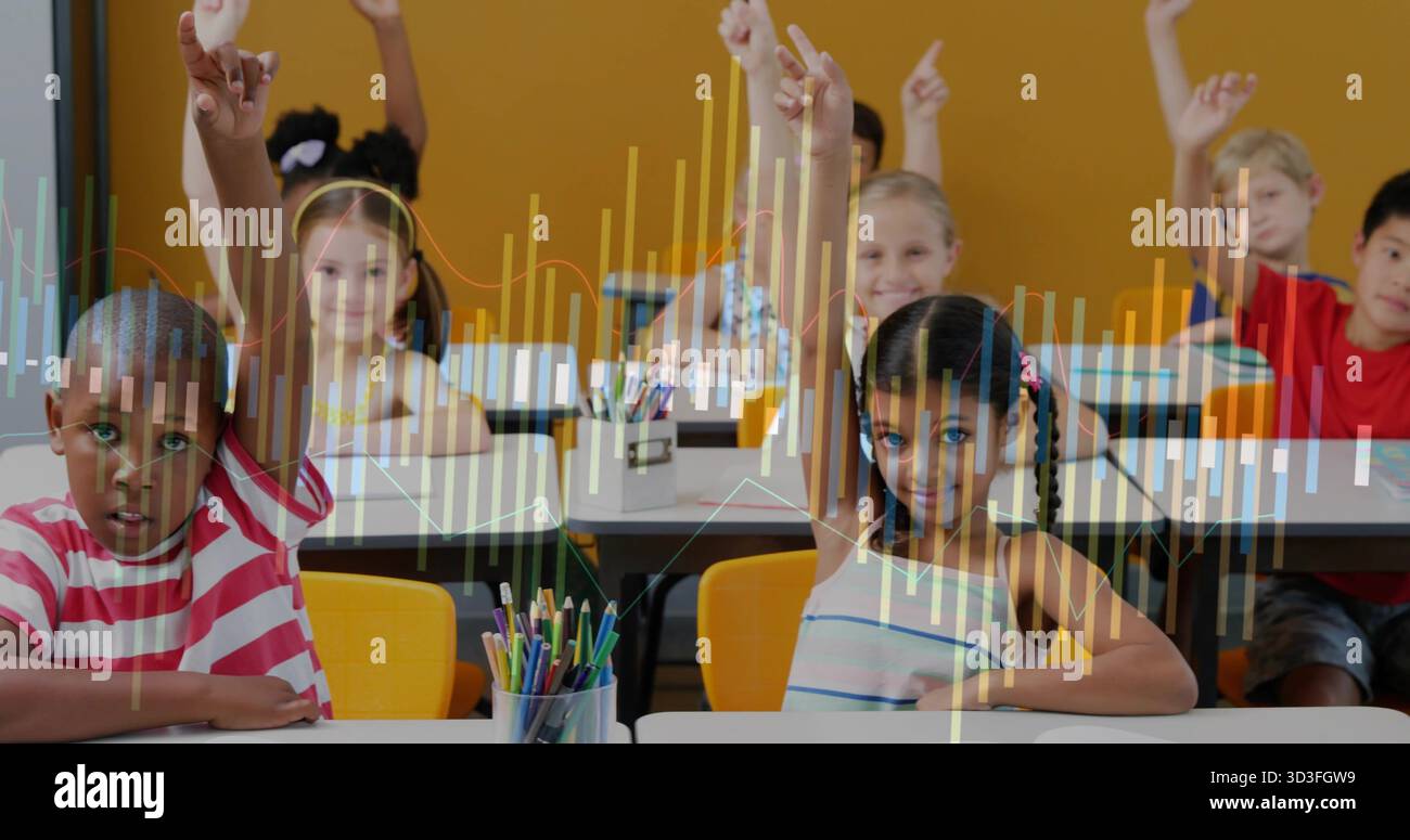 Otto studenti elementari alzano la mano in classe, con matite colorate su scrivanie bianche Foto Stock