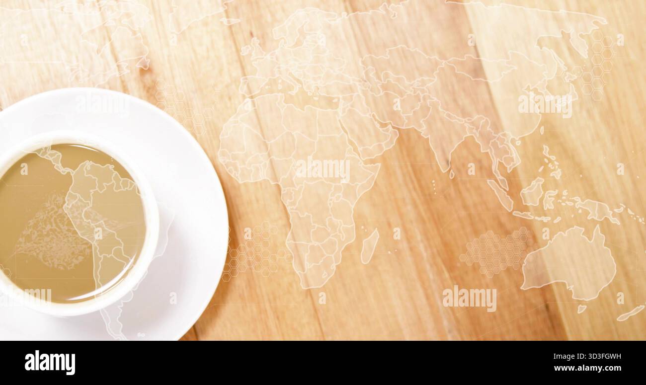 Tazza di ceramica bianca che tiene il caffè su un tavolo di legno con sovrapposizione bianca della mappa del mondo, spazio per copiare Foto Stock
