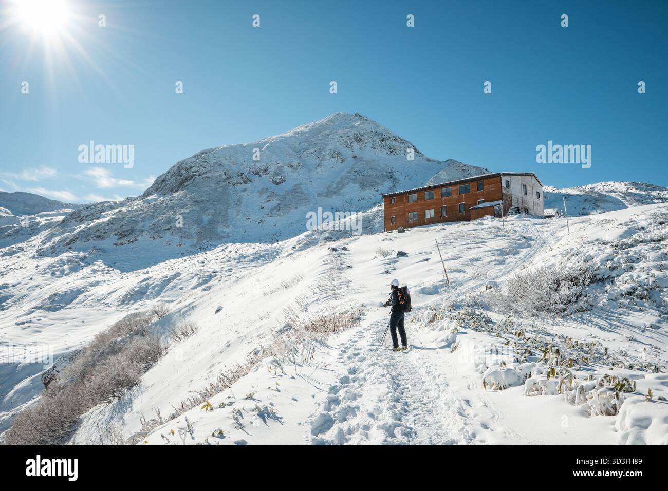 Murodo (室堂 Murodō?) è il punto più alto lungo il percorso alpino Tateyama Kurobe, che offre vedute delle Alpi giapponesi, viste in inverno con la neve Foto Stock