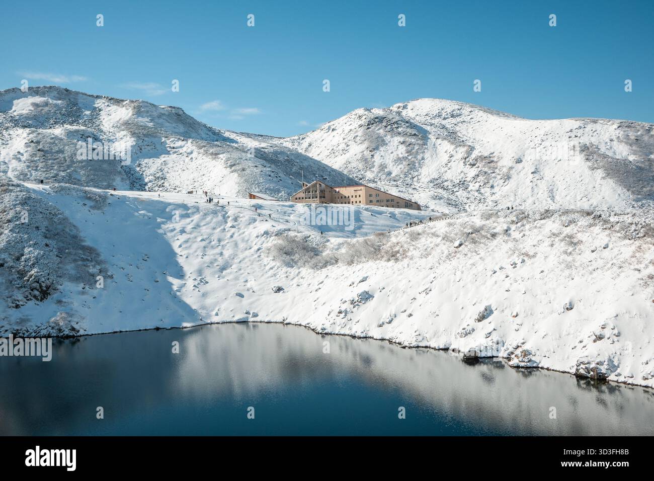 Murodo (室堂 Murodō?) è il punto più alto lungo il percorso alpino Tateyama Kurobe, che offre vedute delle Alpi giapponesi, viste in inverno con la neve Foto Stock