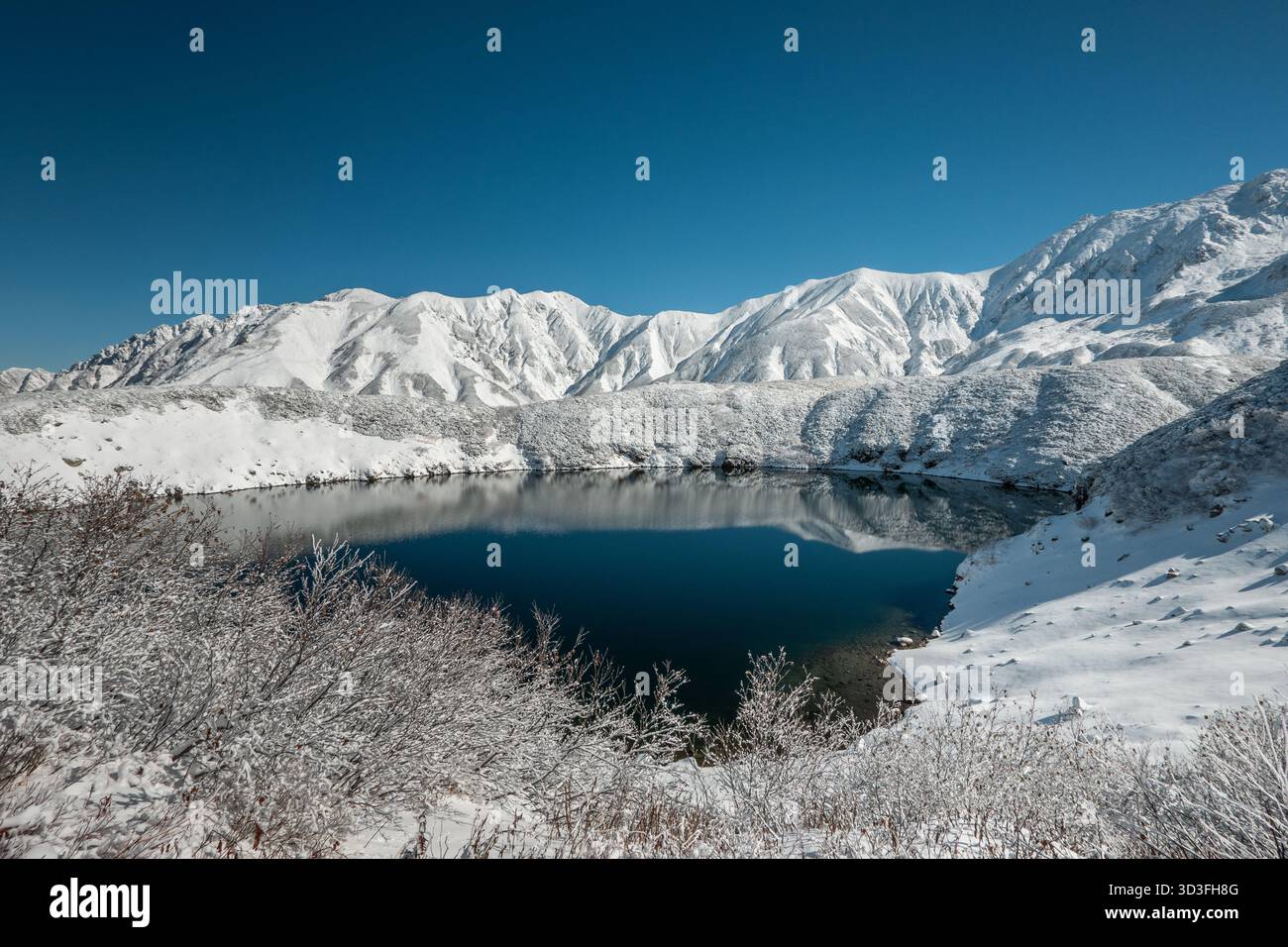 Murodo (室堂 Murodō?) è il punto più alto lungo il percorso alpino Tateyama Kurobe, che offre vedute delle Alpi giapponesi, viste in inverno con la neve Foto Stock