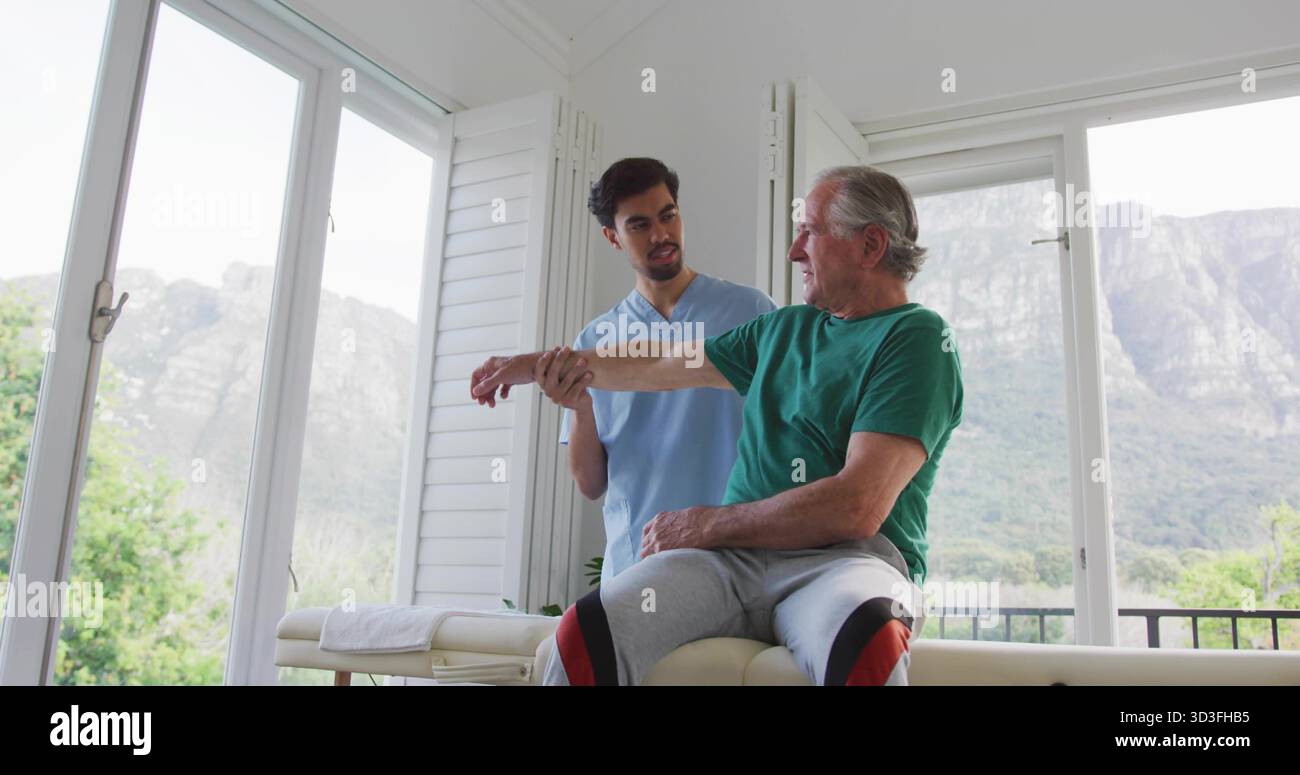 Assistere il paziente nello scrubbing del braccio nella sala di trattamento, con panca e finestre con copertura Foto Stock