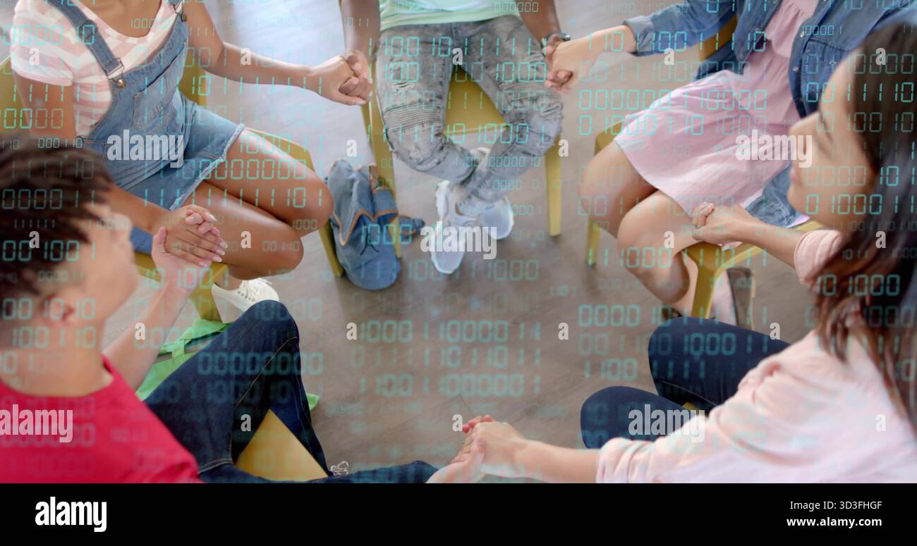 Tenere per mano cinque coetanei che formano un cerchio di supporto su sedie di plastica in classe, con zaino blu Foto Stock