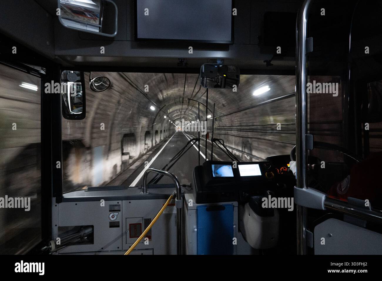 Autobus elettrico sotterraneo lungo la Tateyama Kurobe Alpine Route Giappone Foto Stock