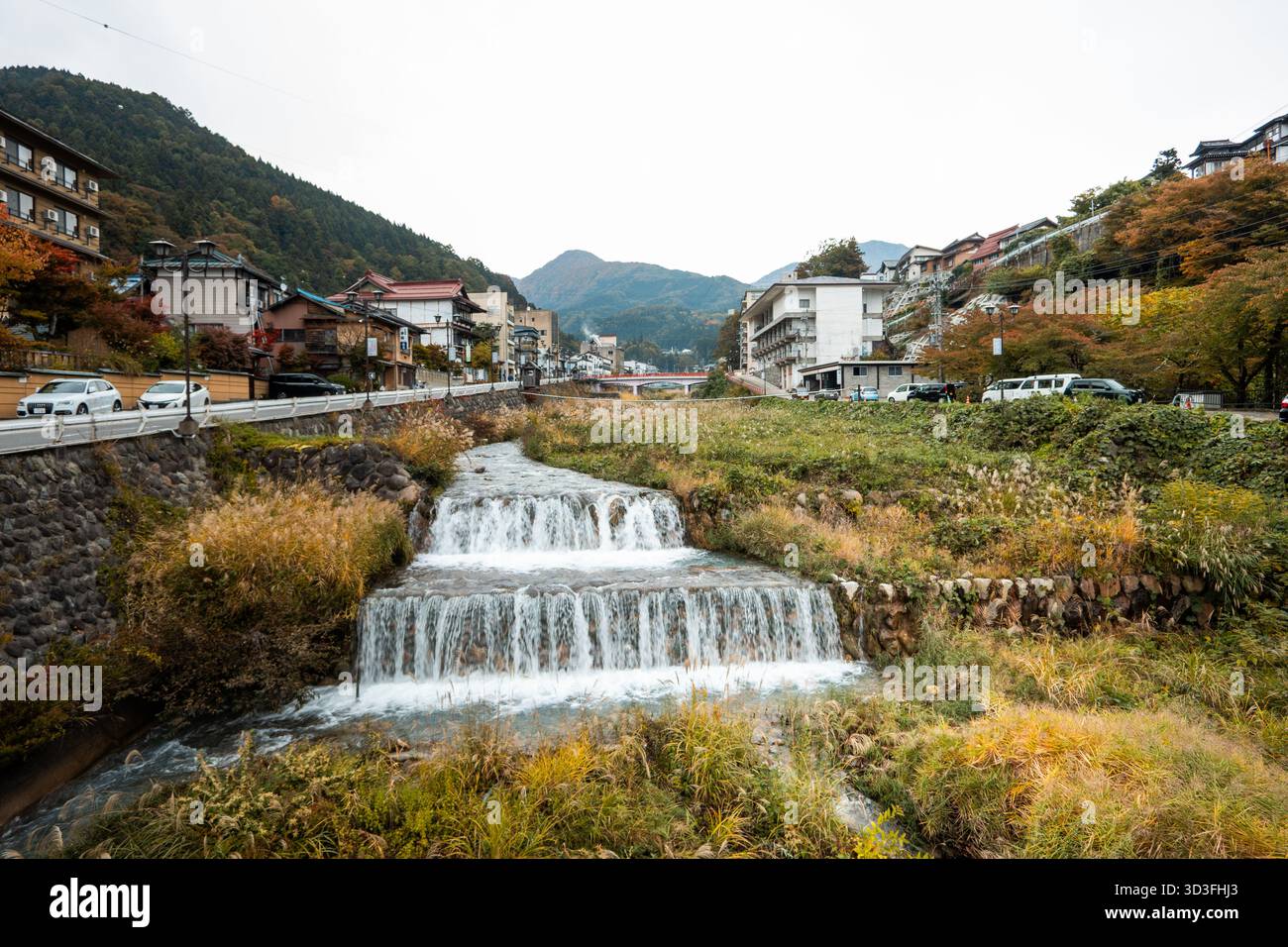 Yudanakashibu Onsenkyo è una città tranquilla con onsen, vicino al Parco delle scimmie delle nevi. Una vecchia città postale della valle di Kiso con edifici in legno ben conservati Foto Stock