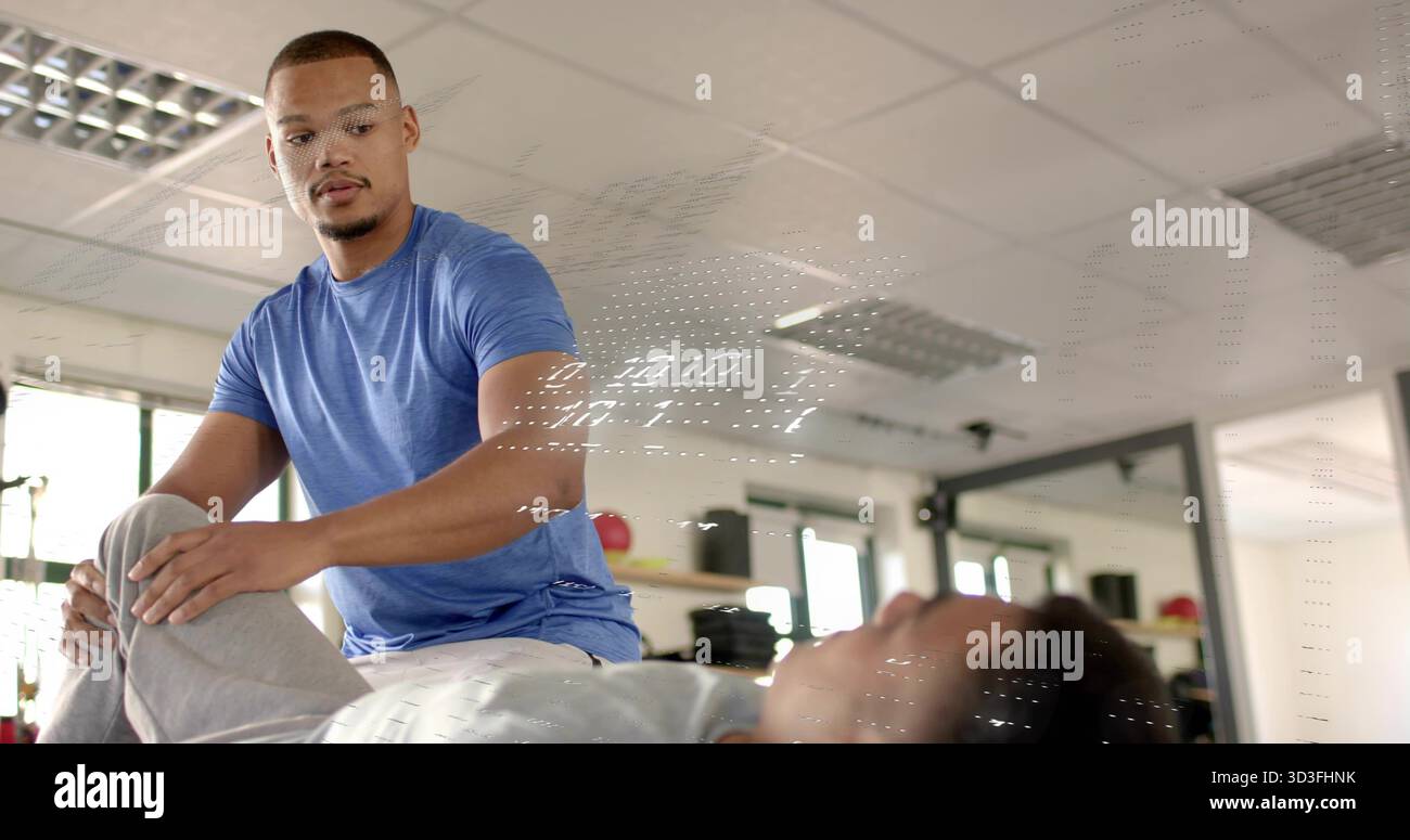 Supporto per terapeuta che indossa un raccordo a T blu che sposta la gamba del paziente sul tavolo terapeutico in clinica con la palla medica Foto Stock
