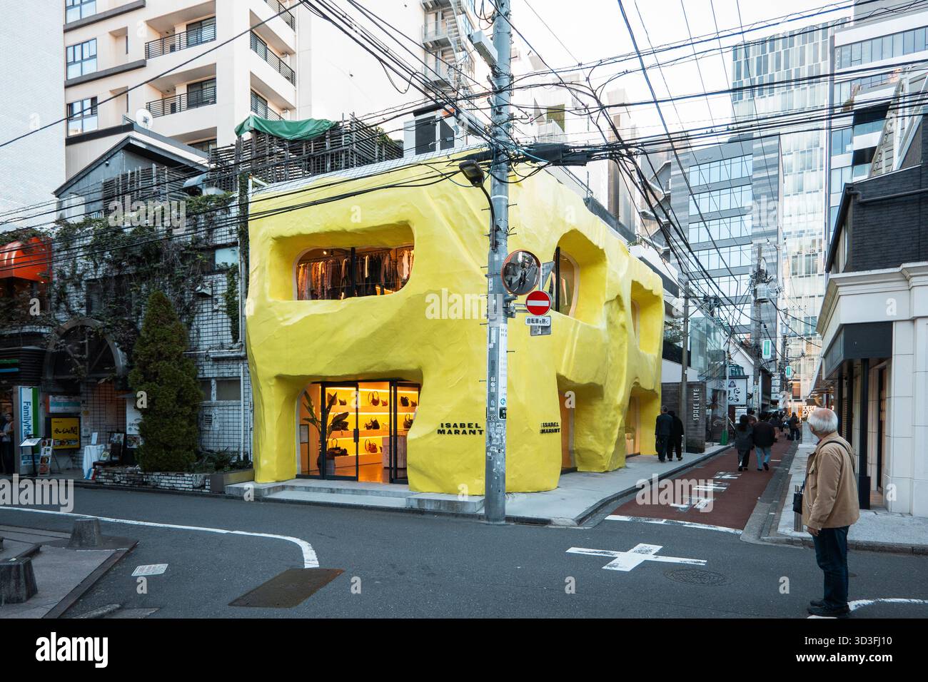 Isabel Marant Tokyo, negozio al dettaglio, edificio giallo, vista sulla strada Foto Stock