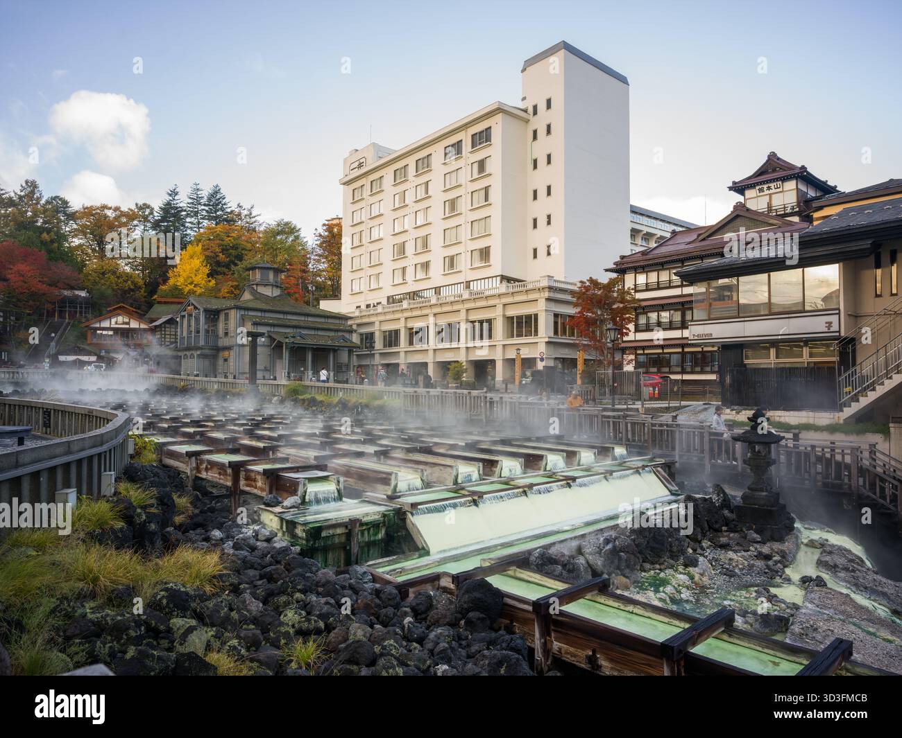 Kusatsu Onsen è un resort termale situato nella prefettura di Gunma, in Giappone, a nord-ovest di Tokyo, con grandi acque termali calde che scorrono Foto Stock